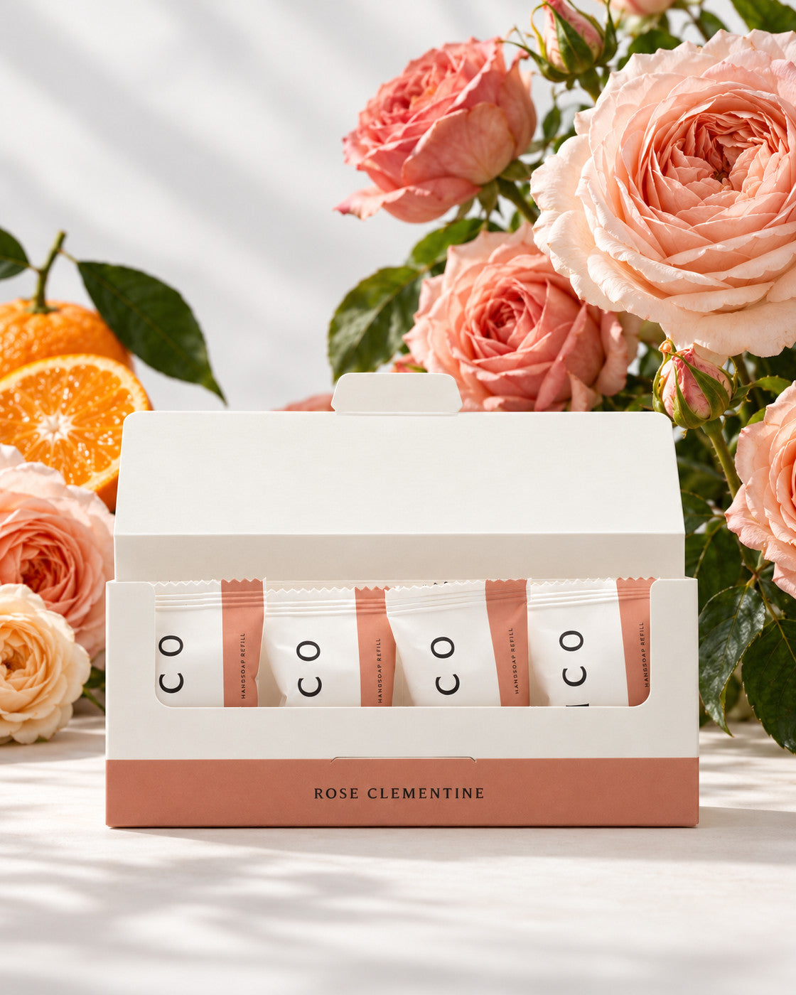 Elico håndsåpe refills 4-pakning Rose & klementin, åpen eske med fire refills foran roser og klementiner