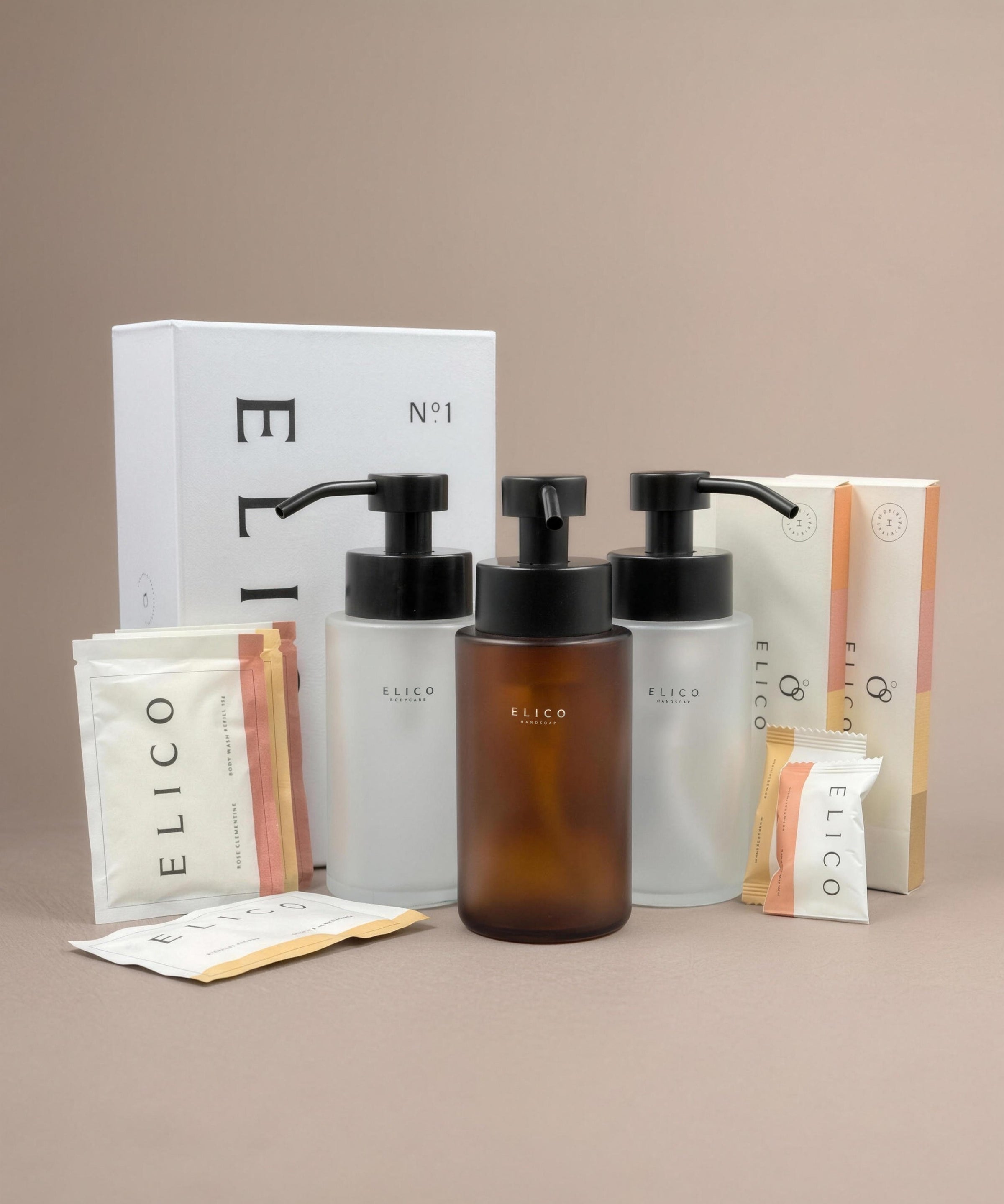 Das ganze Zuhause: zwei Handseifenspender, ein Duschgel-Spender, Refills und Mini Deo