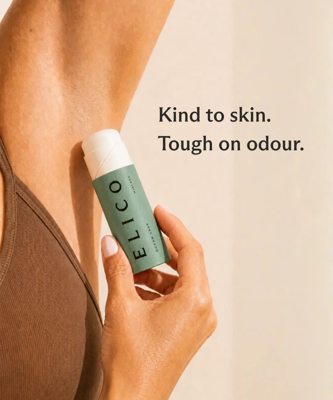 Hand hält ein geöffnetes Mini Deo Ocean & Sage an die Achsel