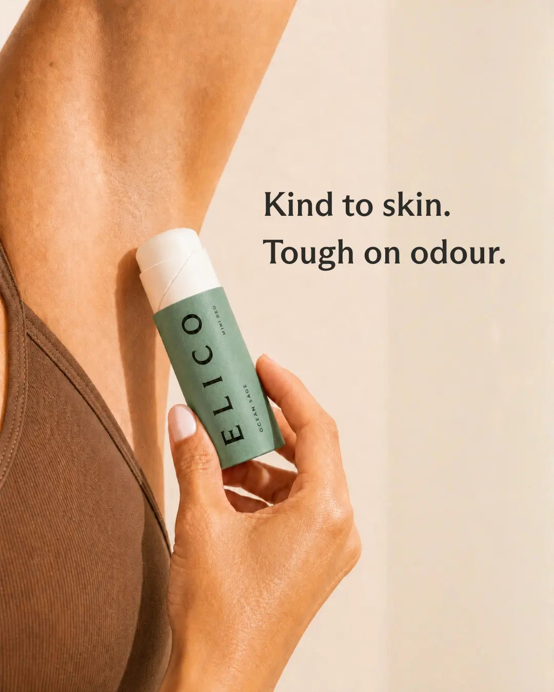 Hand hält ein geöffnetes Mini Deo Ocean & Sage an die Achsel
